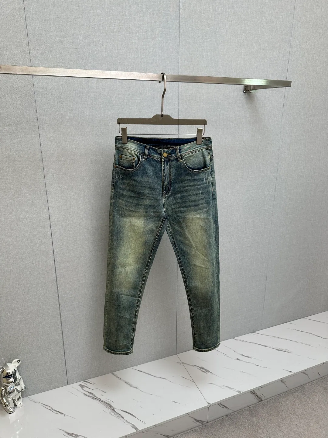 New products at the counter, original jeans, made by original heavy industry, brand Classic LOGO design, complete with three standards! Original hardware accessories. The denim fabrics are customized at the counter and are completely matched to the counter. You are welcome to try them on before buying. Don’t be afraid of comparing good products. Sizes:29—38